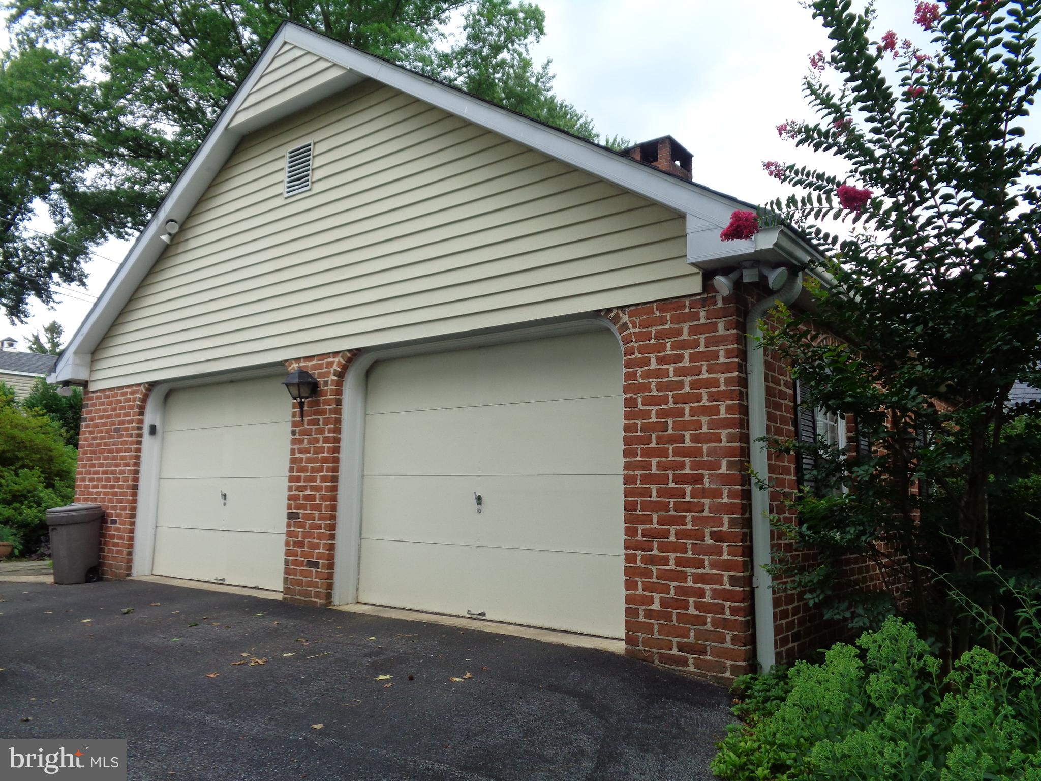 1122 Colonial Road Lancaster, PA 17603 - Photo 3 of 32 Gallery Image 3