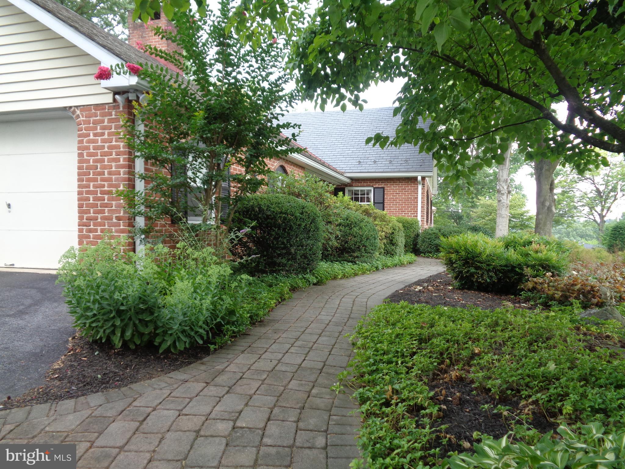 1122 Colonial Road Lancaster, PA 17603 - Photo 4 of 32 Gallery Image 4
