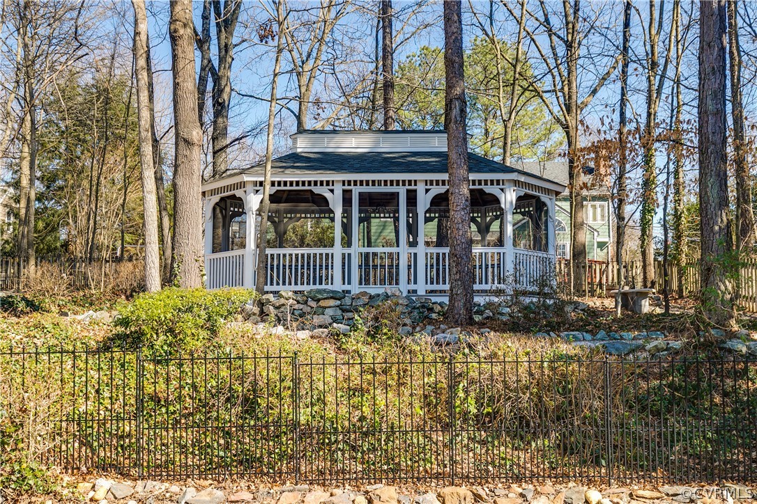 1931 Thornleigh Road Midlothian, VA 23113 - Photo 44 of 46 front view of a house with a garden