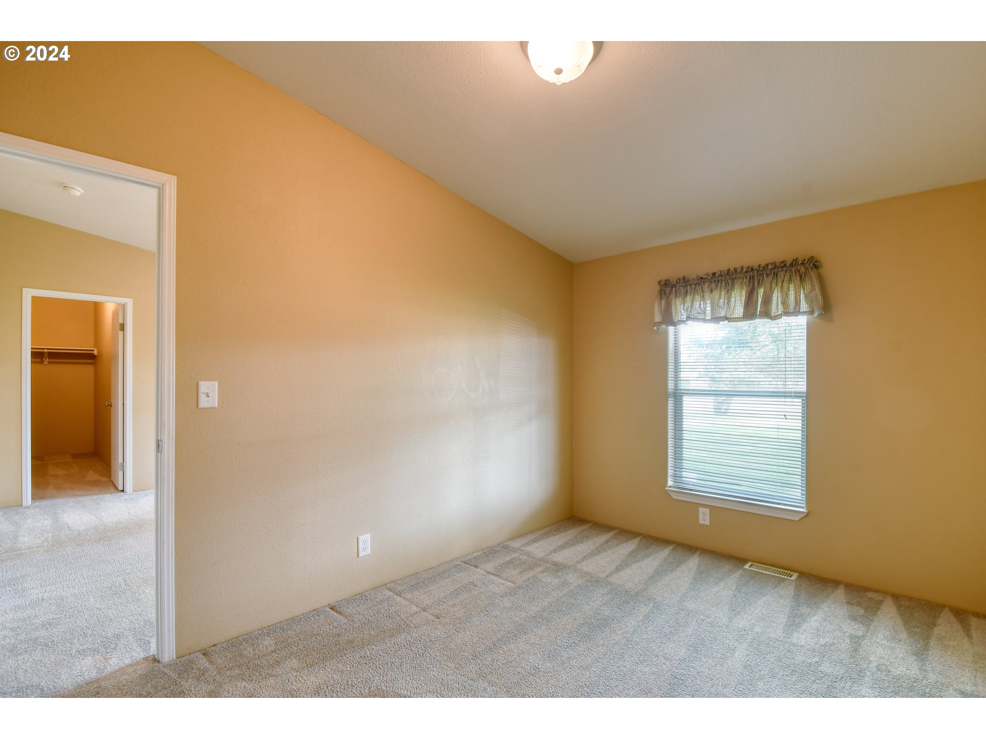 46405 Lloyd Road Pendleton, OR 97801 - Photo 32 of 48 a view of an empty room and window