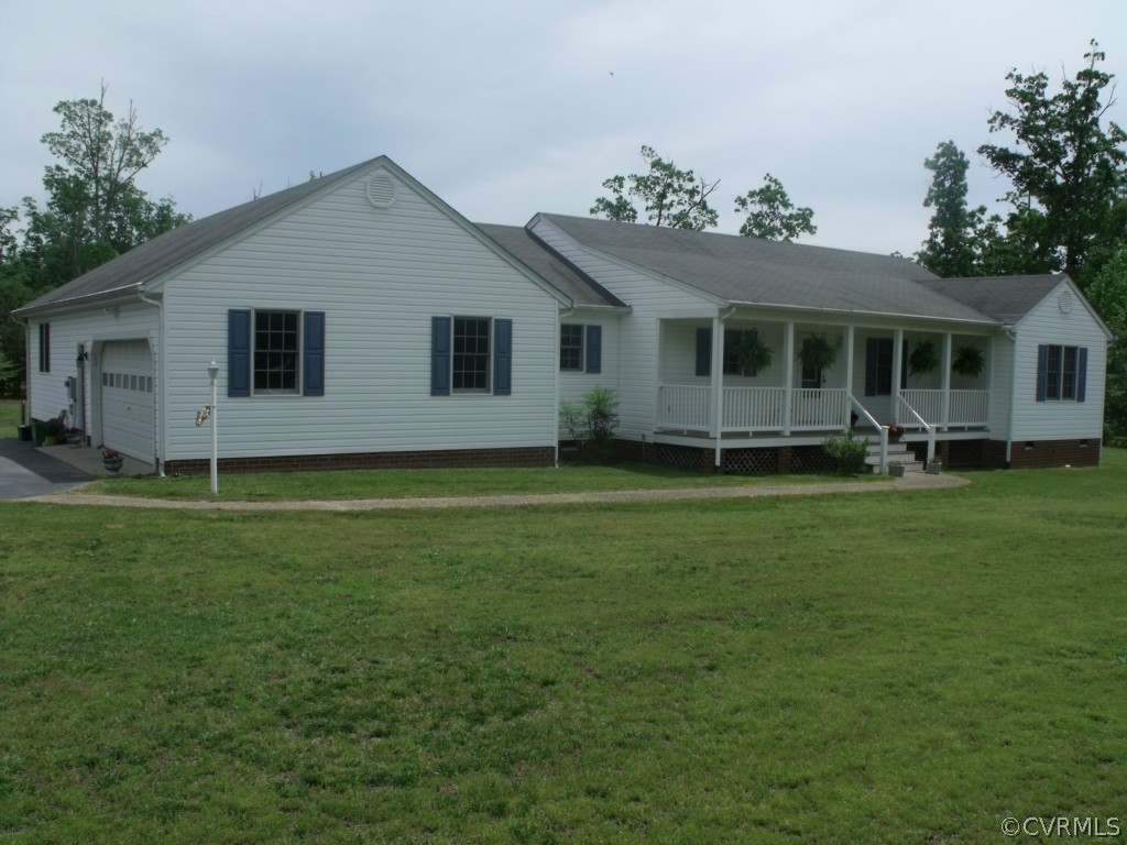 a front view of house with yard