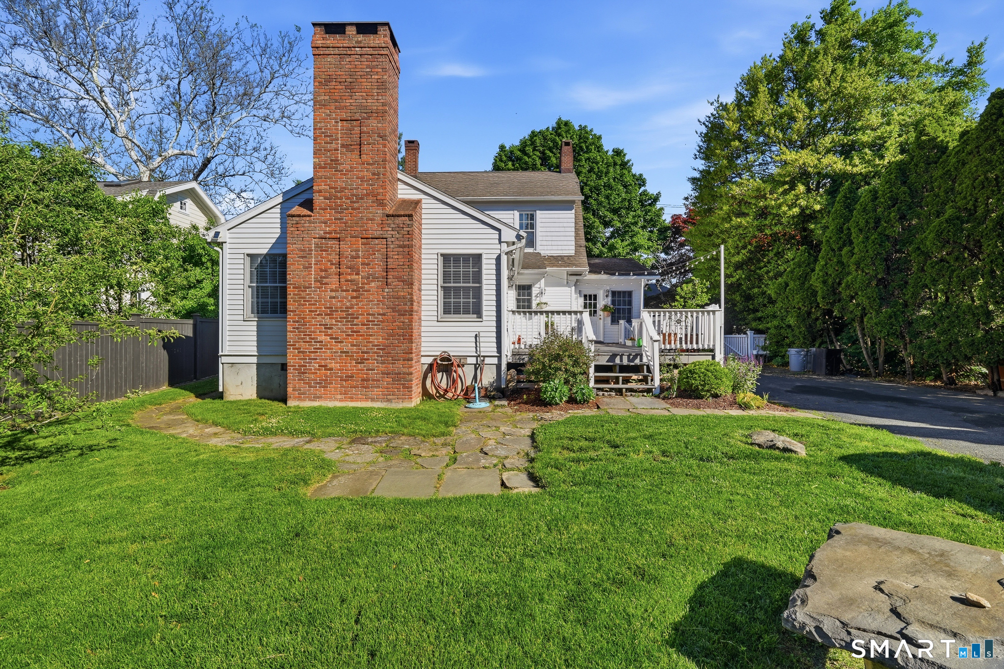 313 Old Post Road Fairfield, CT 06824 - Photo 9 of 40