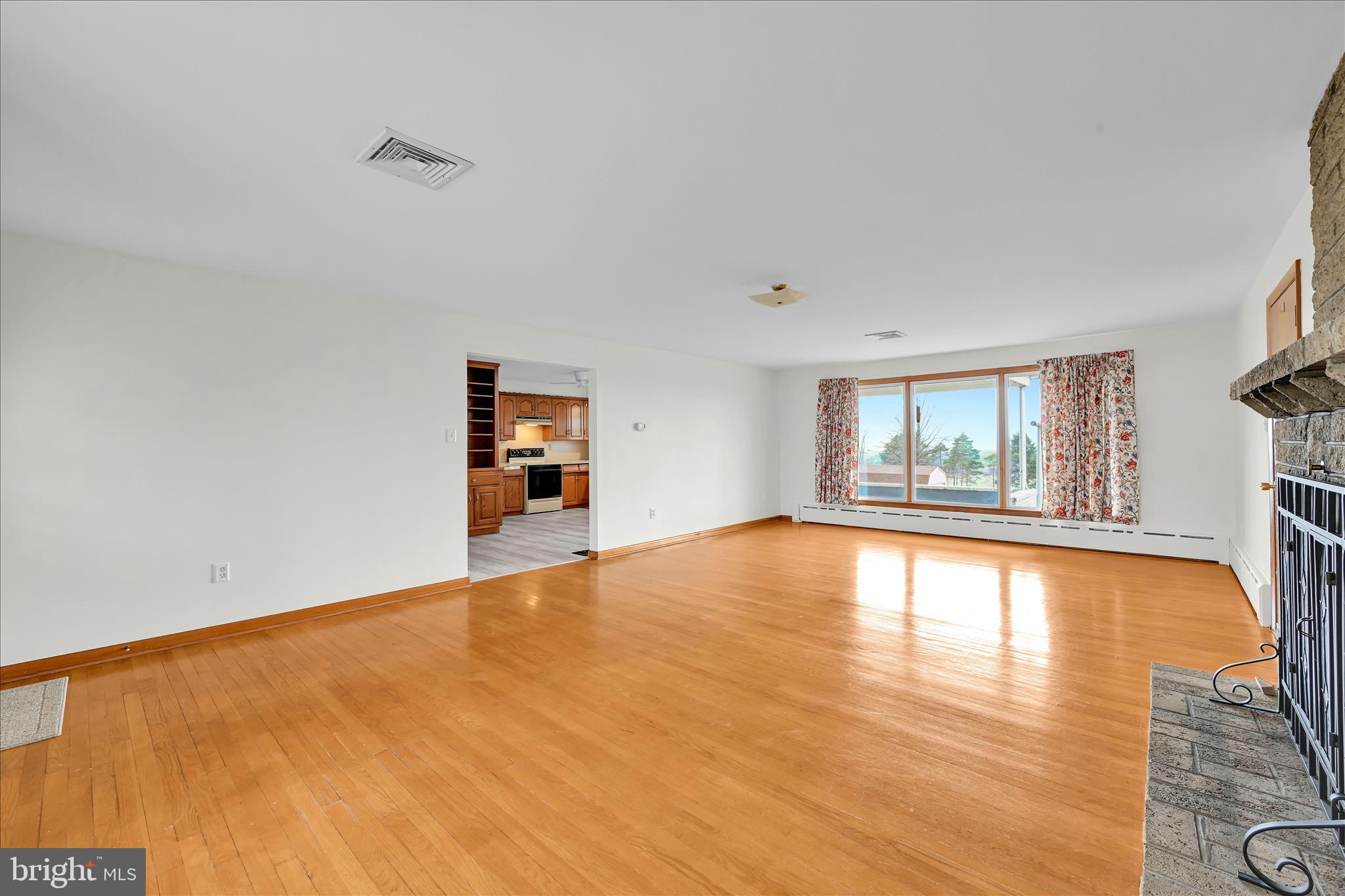 263 Eisenhower Road Palmyra, PA 17078 - Photo 7 of 28 Living Area