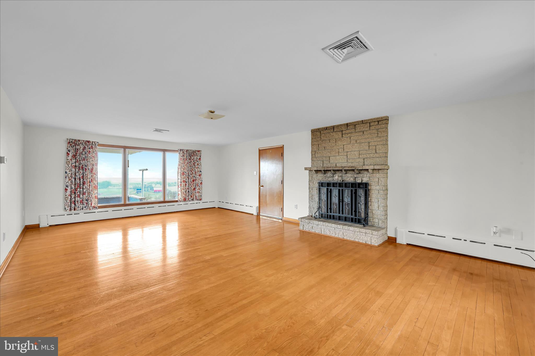 263 Eisenhower Road Palmyra, PA 17078 - Photo 8 of 28 Living Area