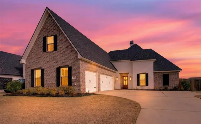 $595,000 | 168 North Canal Drive, Bossier City, LA 71111