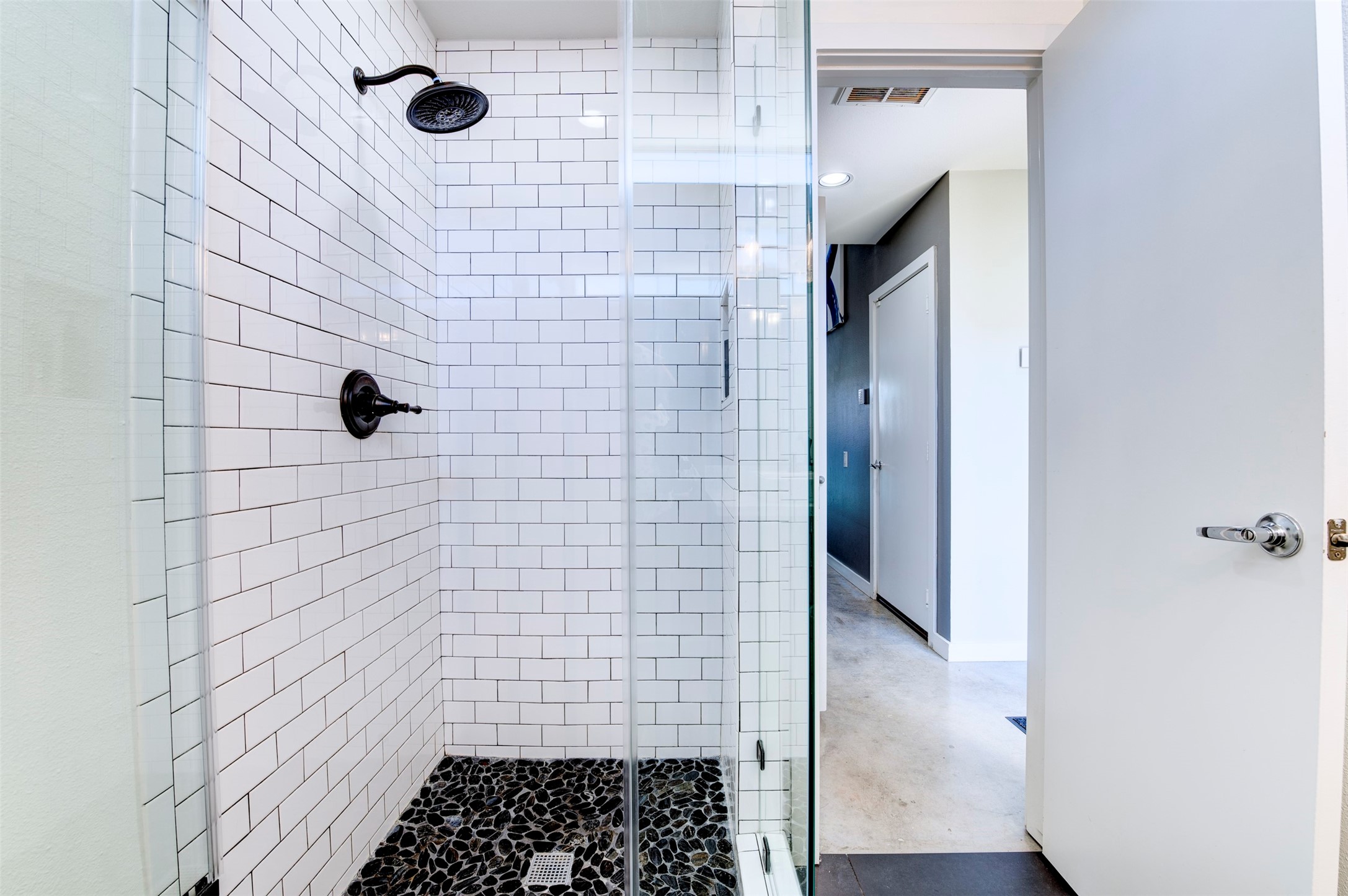 3050 Commerce Street Houston, TX 77003 - Photo 20 of 33 First floor bathroom