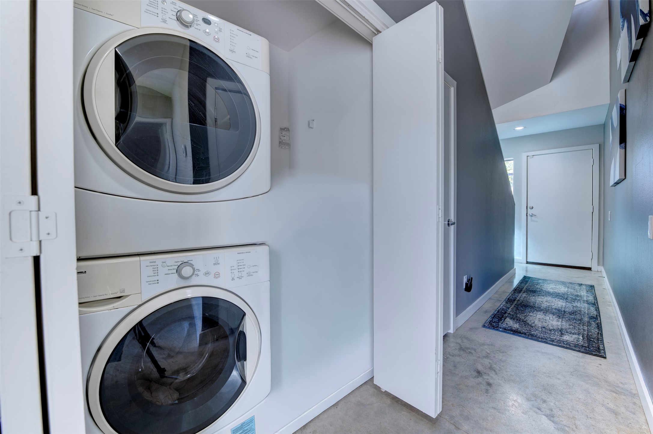 3050 Commerce Street Houston, TX 77003 - Photo 22 of 33 a view of a hallway with washer and dryer