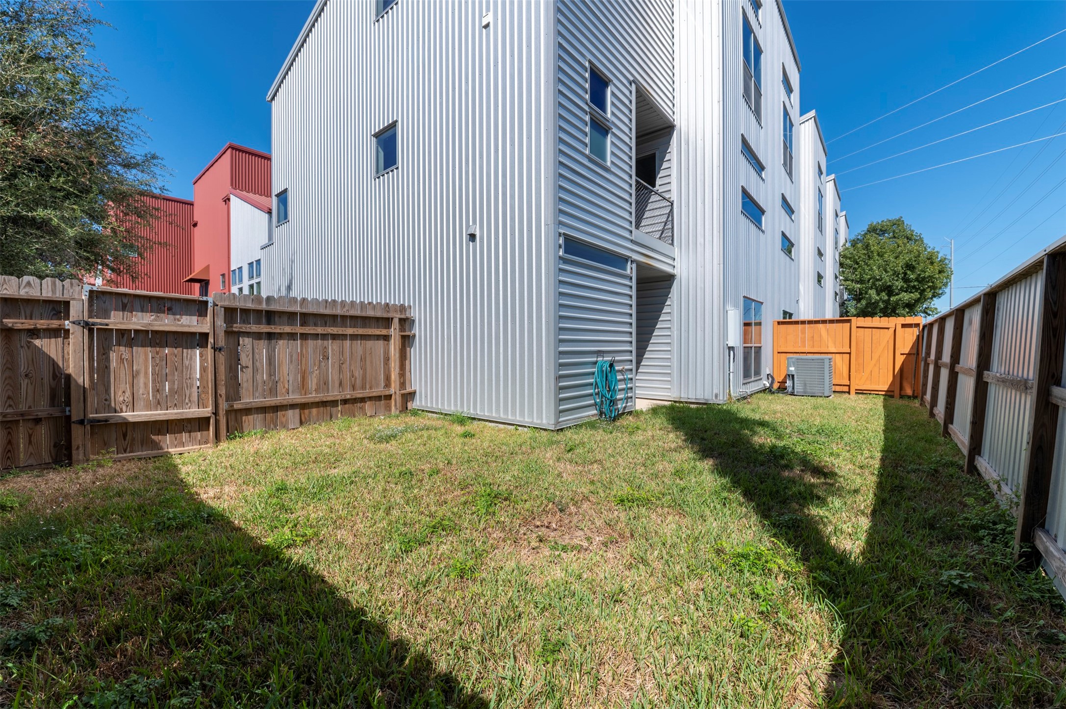 3050 Commerce Street Houston, TX 77003 - Photo 26 of 33 a backyard of a house with lots of green space