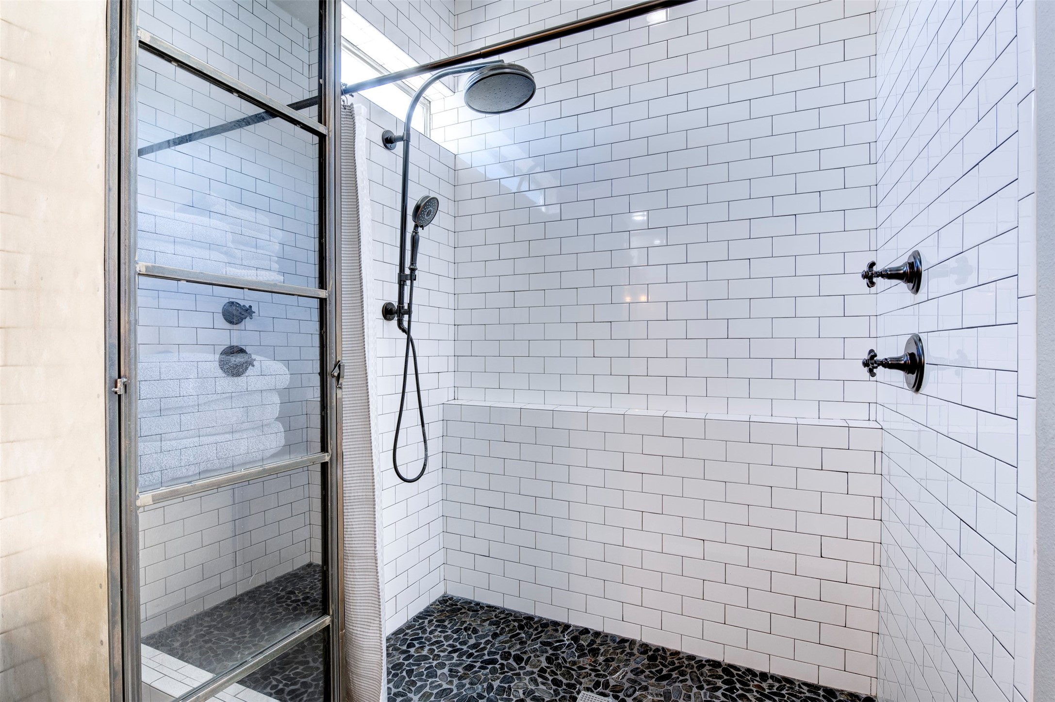 3050 Commerce Street Houston, TX 77003 - Photo 32 of 33 a bathroom with a shower