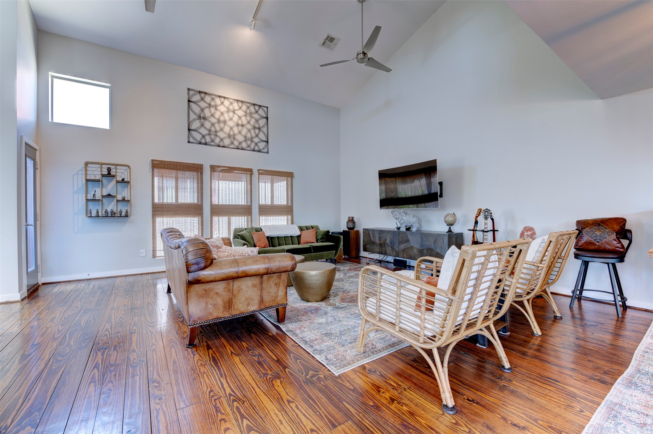 3050 Commerce Street Houston, TX 77003 - Photo 6 of 33 a living room with furniture and a flat screen tv