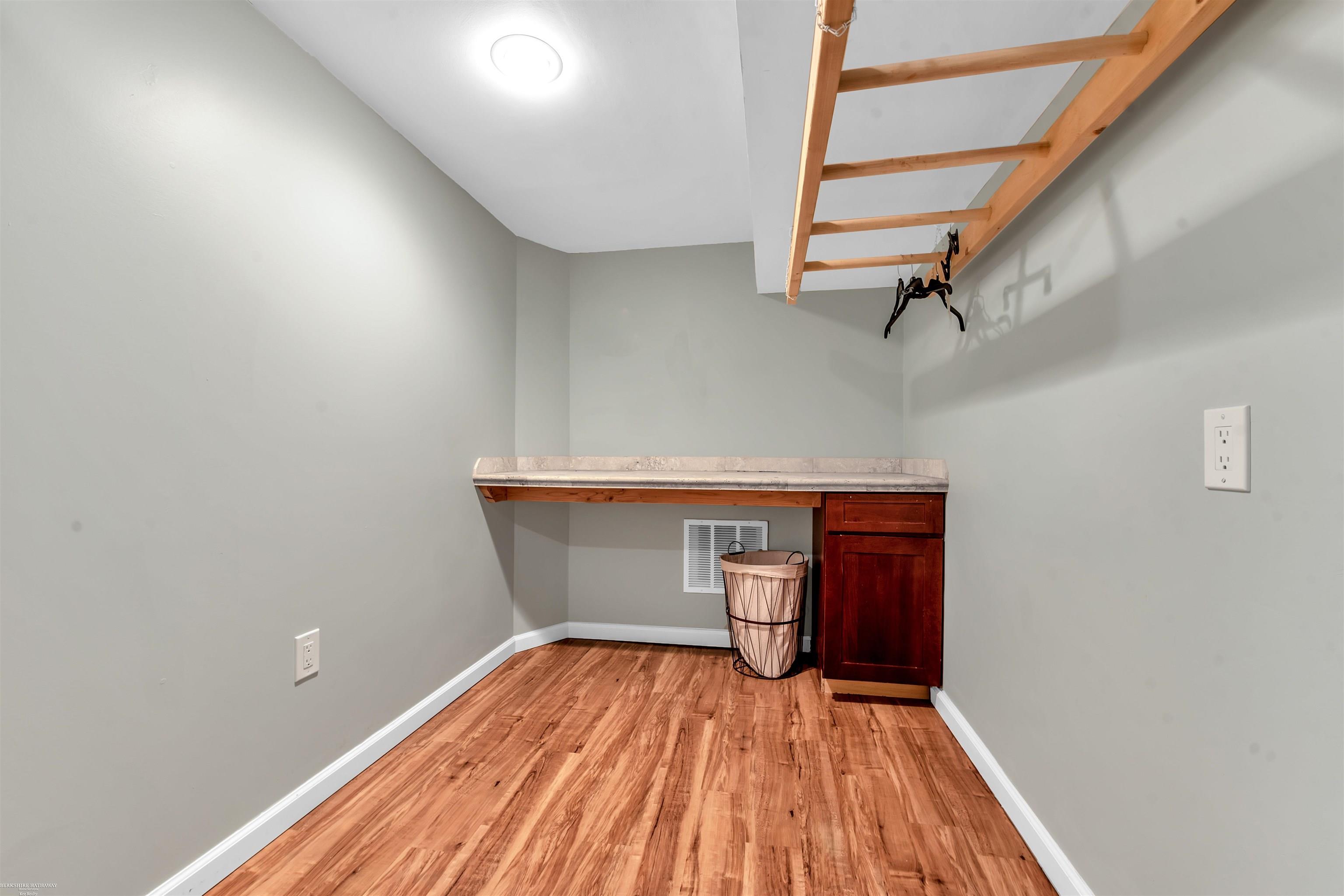 1505 Surrey Lane Rochester, MI 48306 - Photo 28 of 40 50088073-27.JPG