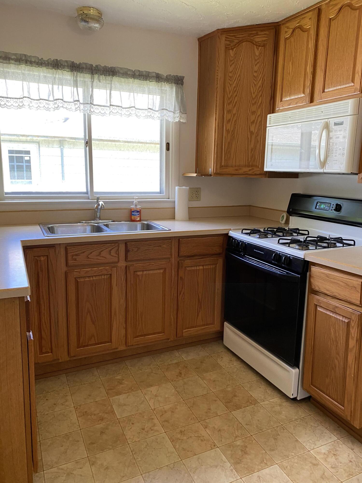 1318 8th Street Three Rivers, MI 49093 - Photo 6 of 17 IMG-1935