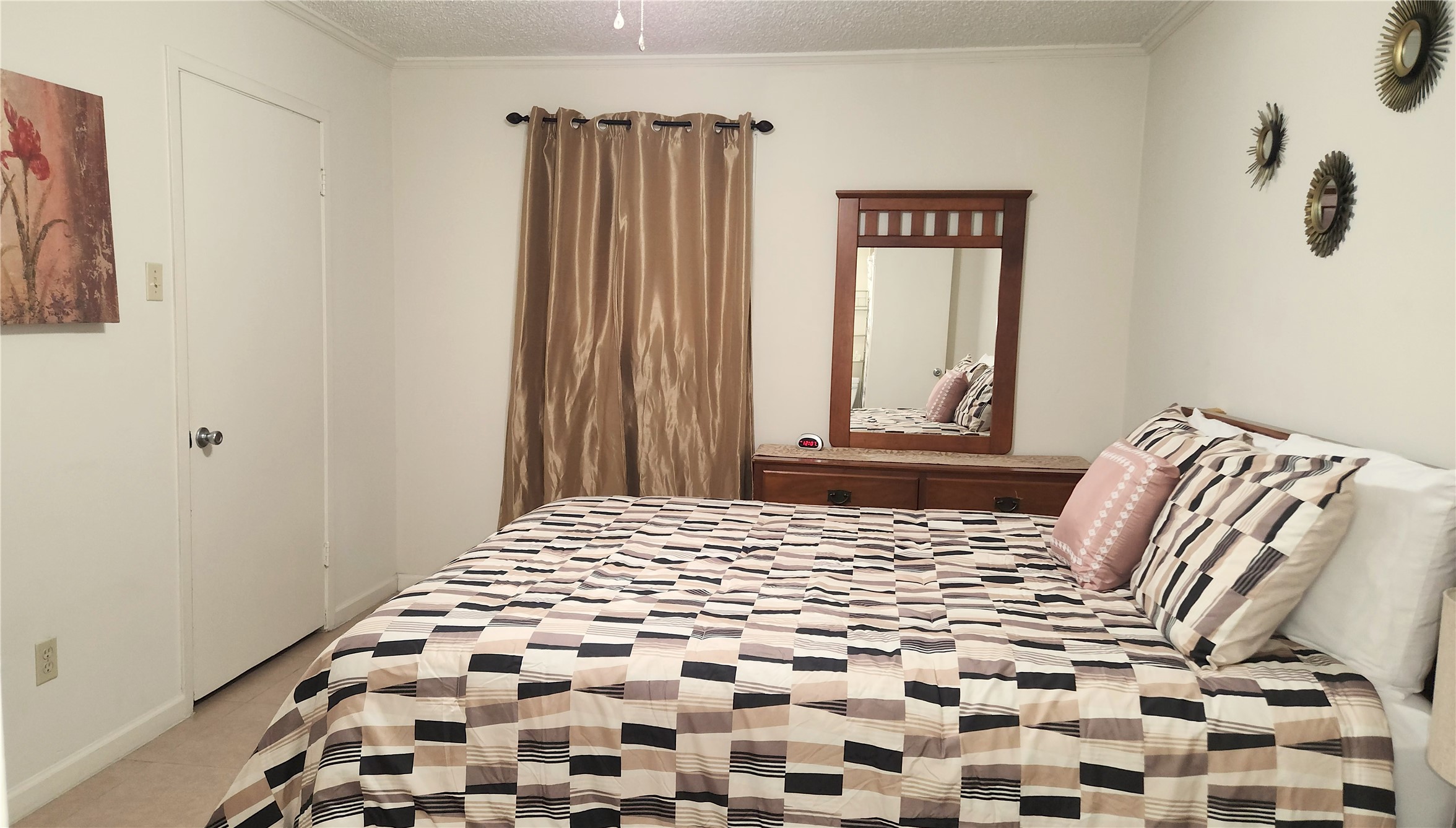 4727 West Alabama Street, Unit 105 Houston, TX 77027 - Photo 4 of 10 a bedroom with a bed and a window