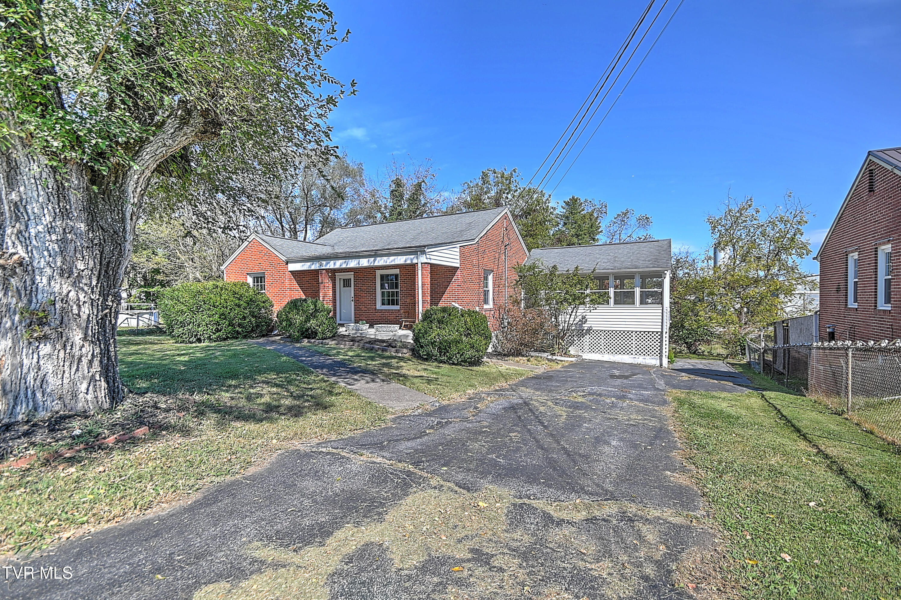 101 Tween Hills Road Bristol, TN 37620 - Photo 3 of 41 101 Tween Hills LR-4