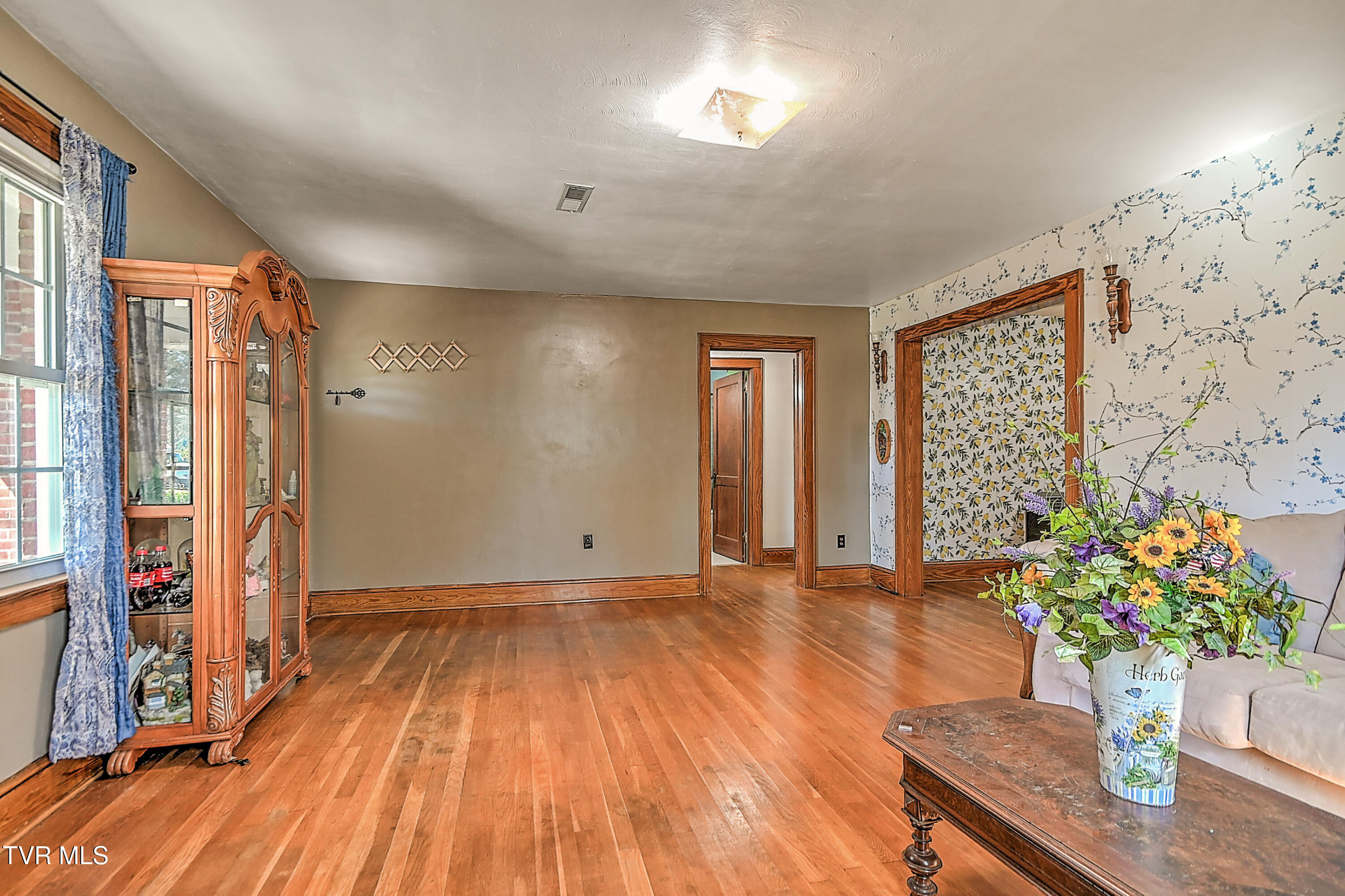 101 Tween Hills Road Bristol, TN 37620 - Photo 6 of 41 101 Tween Hills LR-9