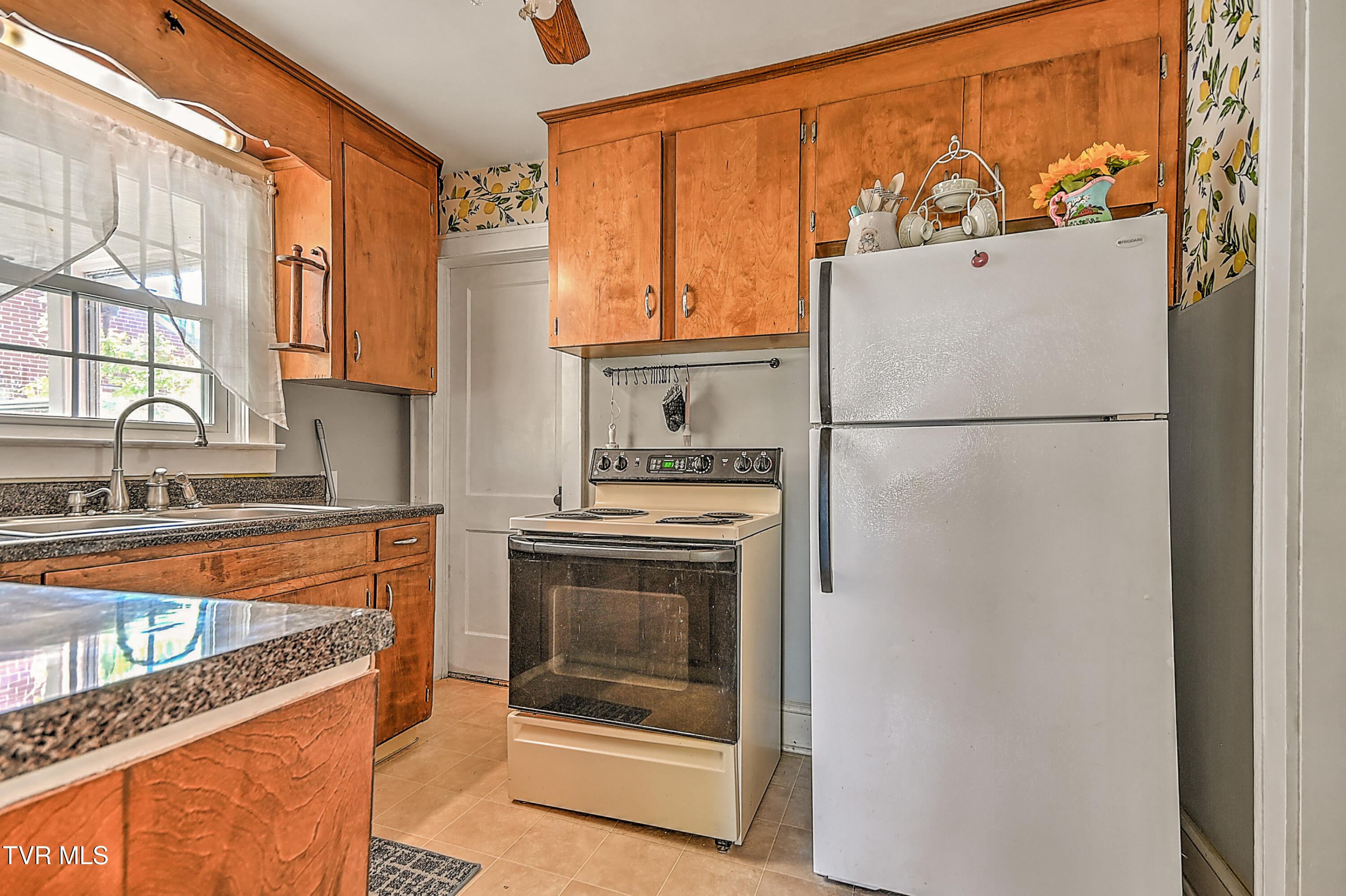 101 Tween Hills Road Bristol, TN 37620 - Photo 10 of 41 101 Tween Hills LR-13