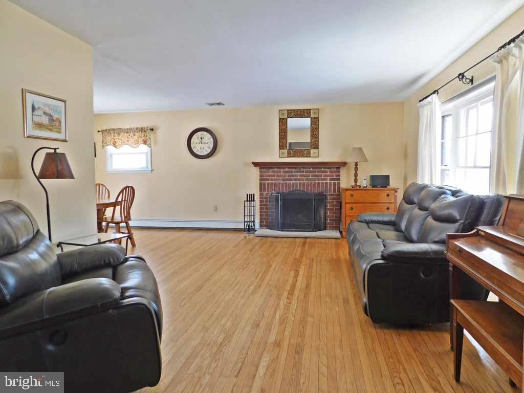 11 Rita Road Yardley, PA 19067 - Photo 5 of 32 Living Room
