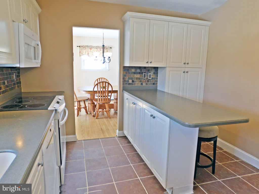 11 Rita Road Yardley, PA 19067 - Photo 10 of 32 Corian Countertops with Modern White Cabinetry