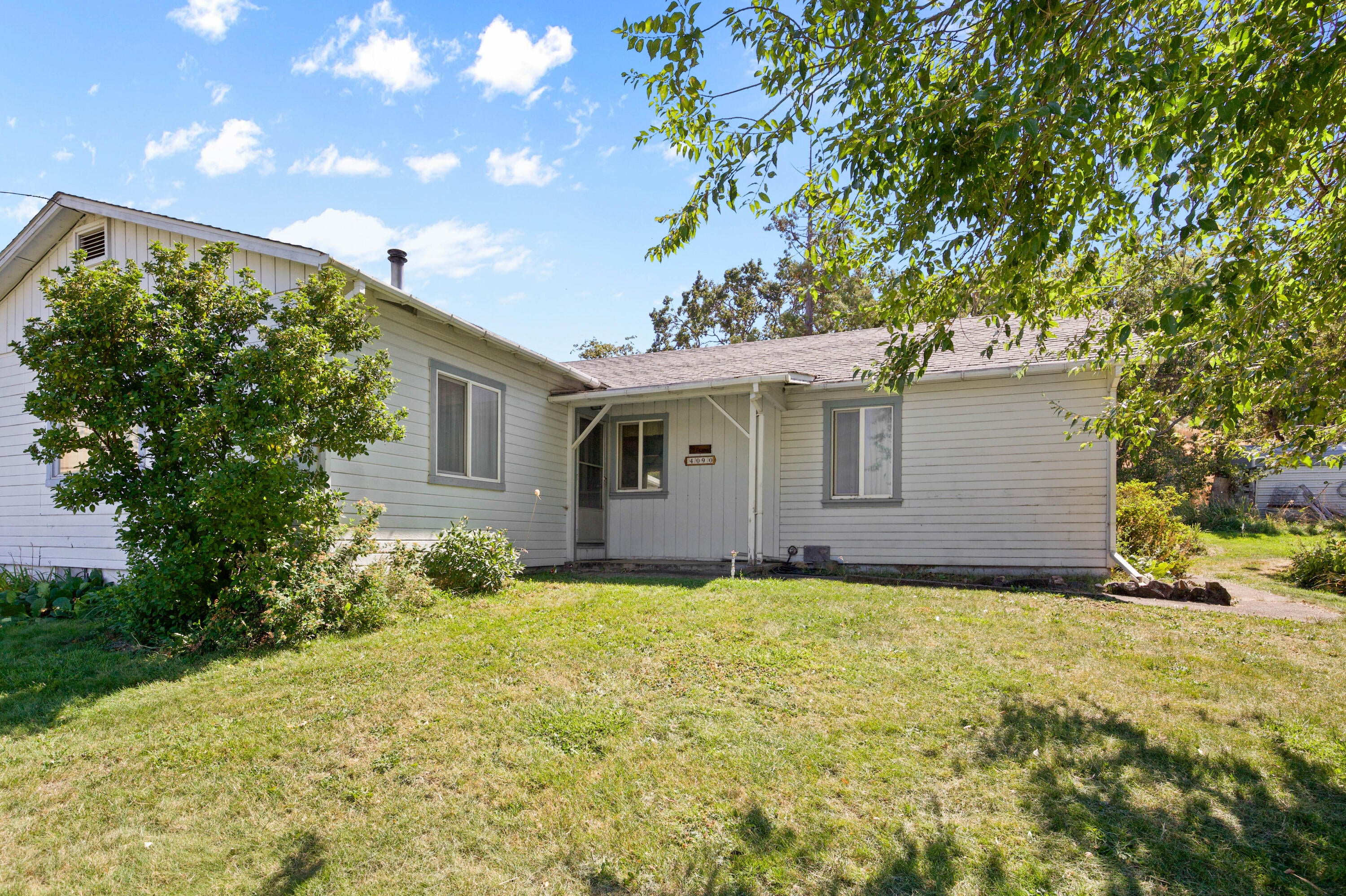 4090 Payne Road Medford, OR 97504 - Photo 7 of 33 Front