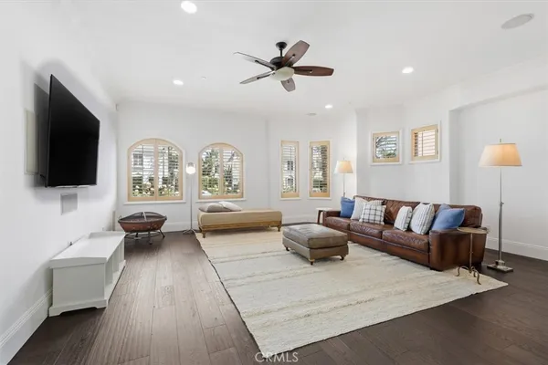 $1,833,000 | 143 North Arnaz Drive, Unit 105, Beverly Hills, CA 90211