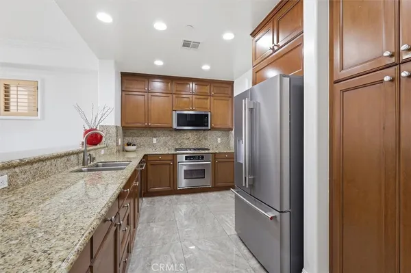 $1,833,000 | 143 North Arnaz Drive, Unit 105, Beverly Hills, CA 90211