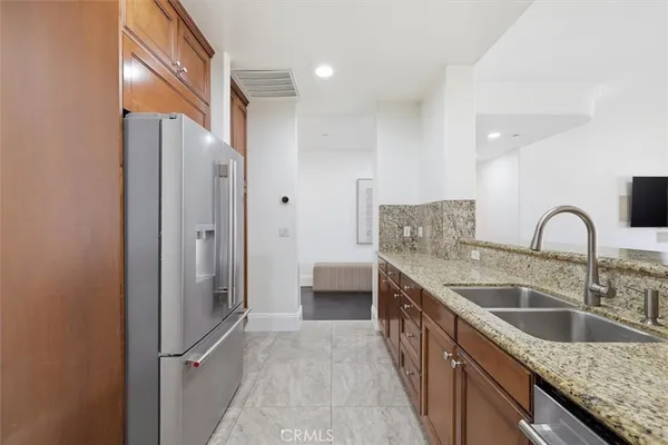 $1,833,000 | 143 North Arnaz Drive, Unit 105, Beverly Hills, CA 90211