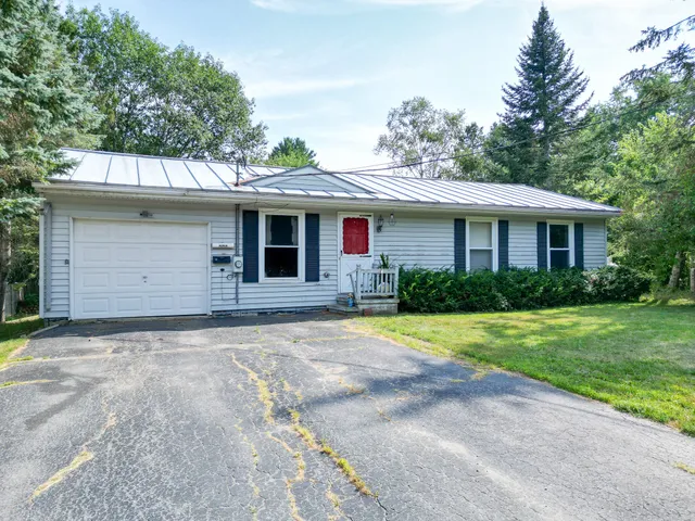 $162,250 | 15 Clifton Street, Madison, ME 04950