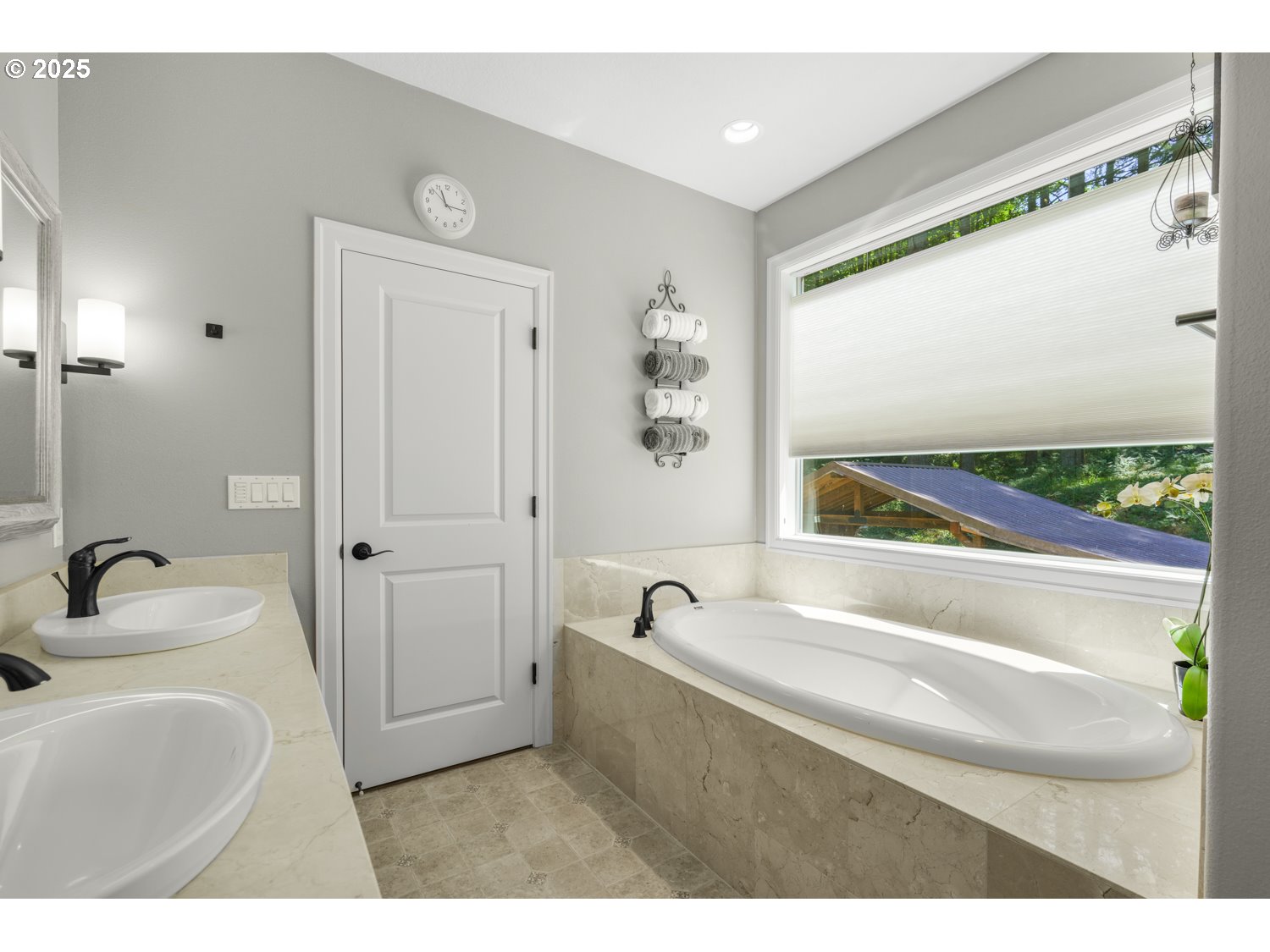25600 Southwest Ridge View Drive Hillsboro, OR 97123 - Photo 17 of 47 Gallery Image 17