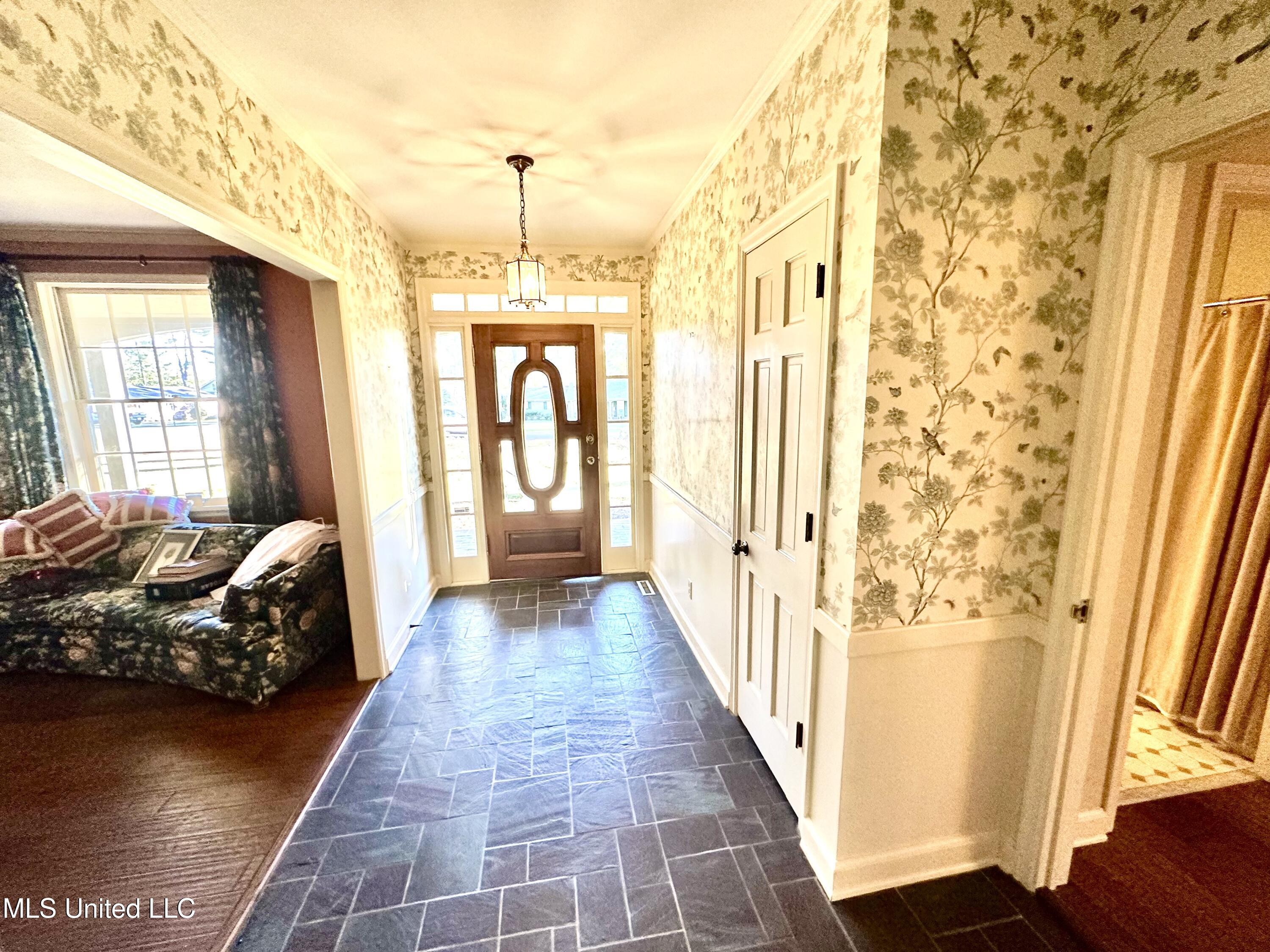 400 Charles Street Brookhaven, MS 39601 - Photo 12 of 49 Foyer