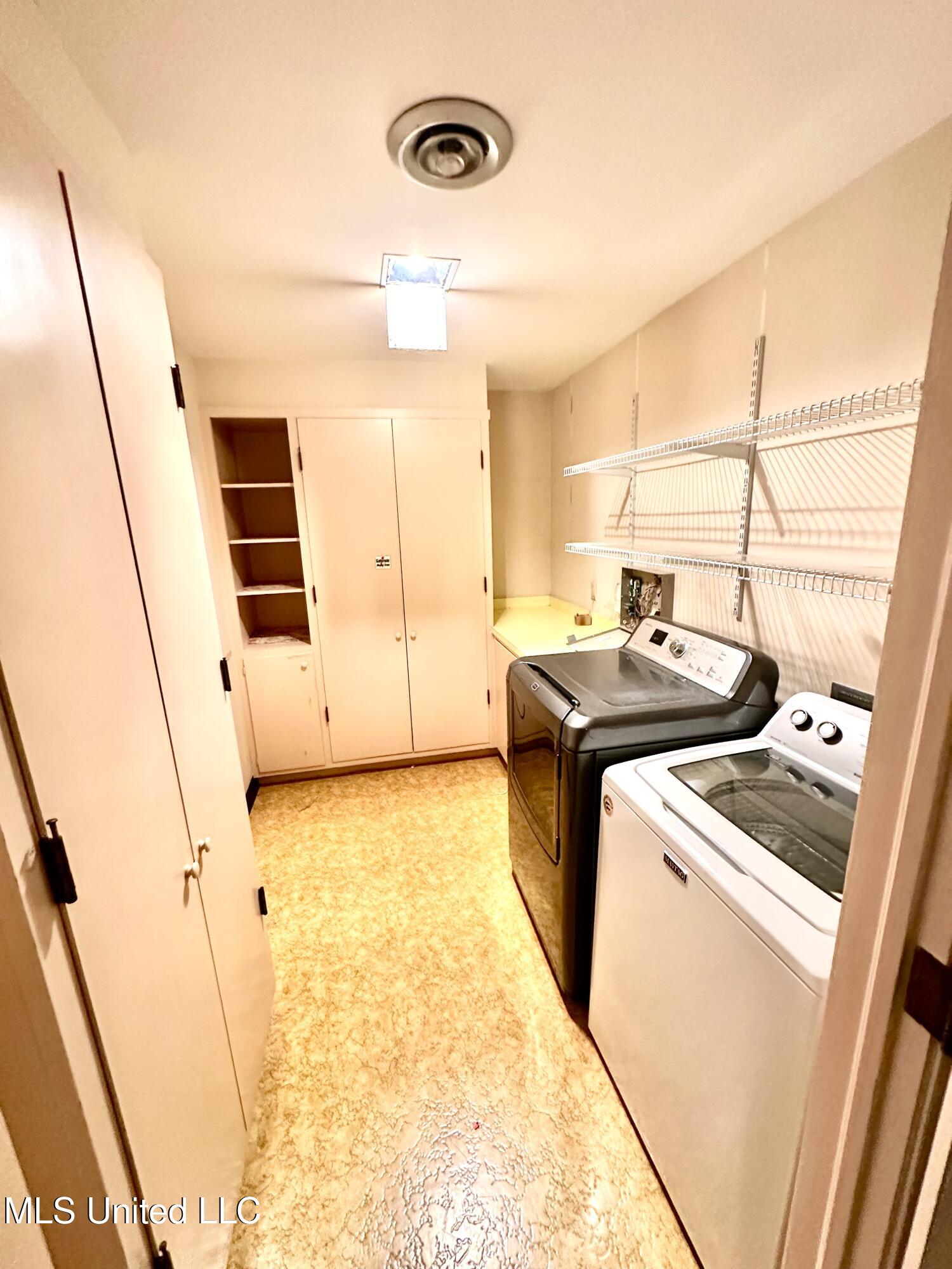 400 Charles Street Brookhaven, MS 39601 - Photo 31 of 49 Laundry