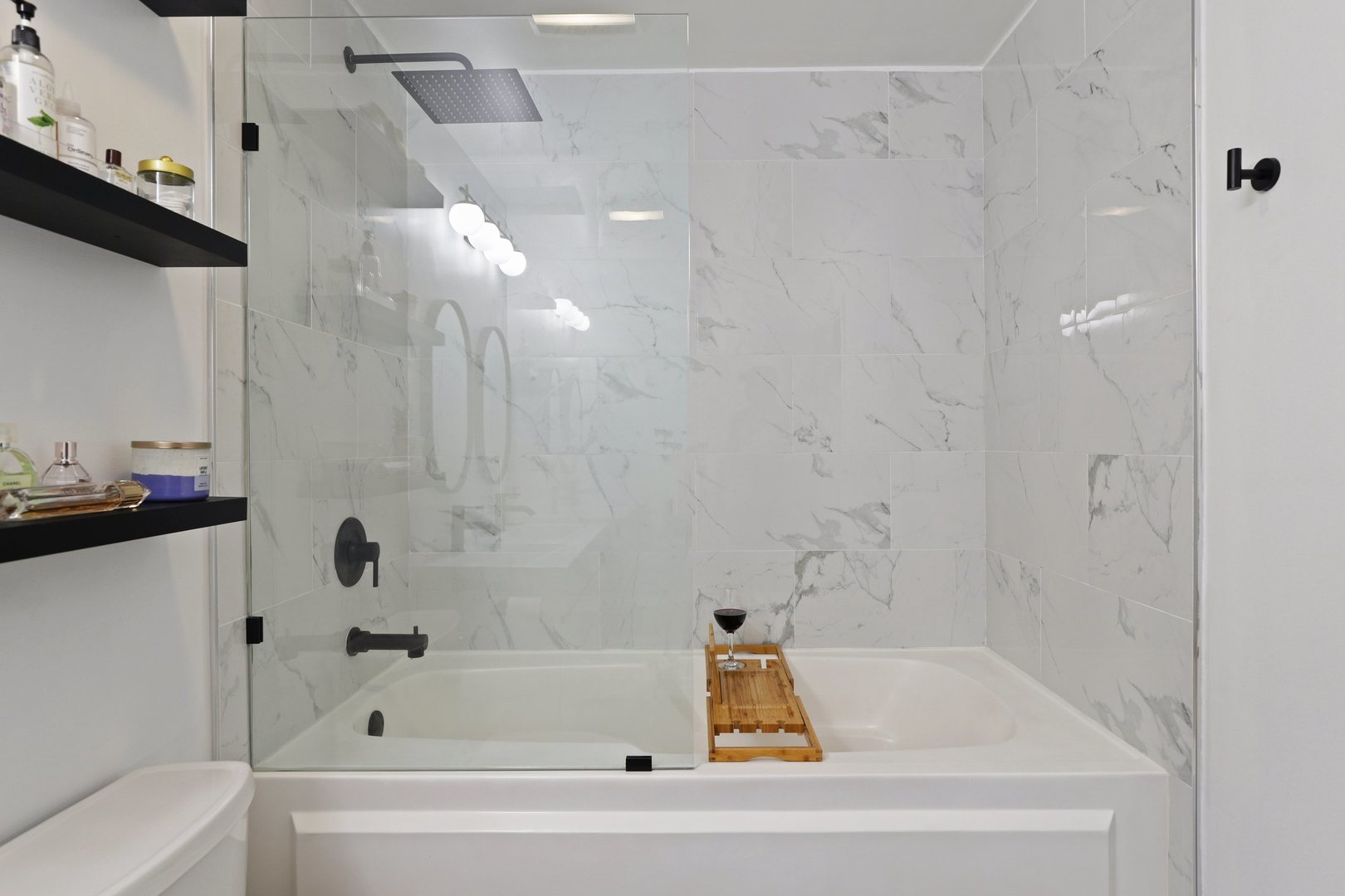 1111 West 15th Street, Unit 113 Chicago, IL 60608 - Photo 18 of 34 a bathroom with a bathtub