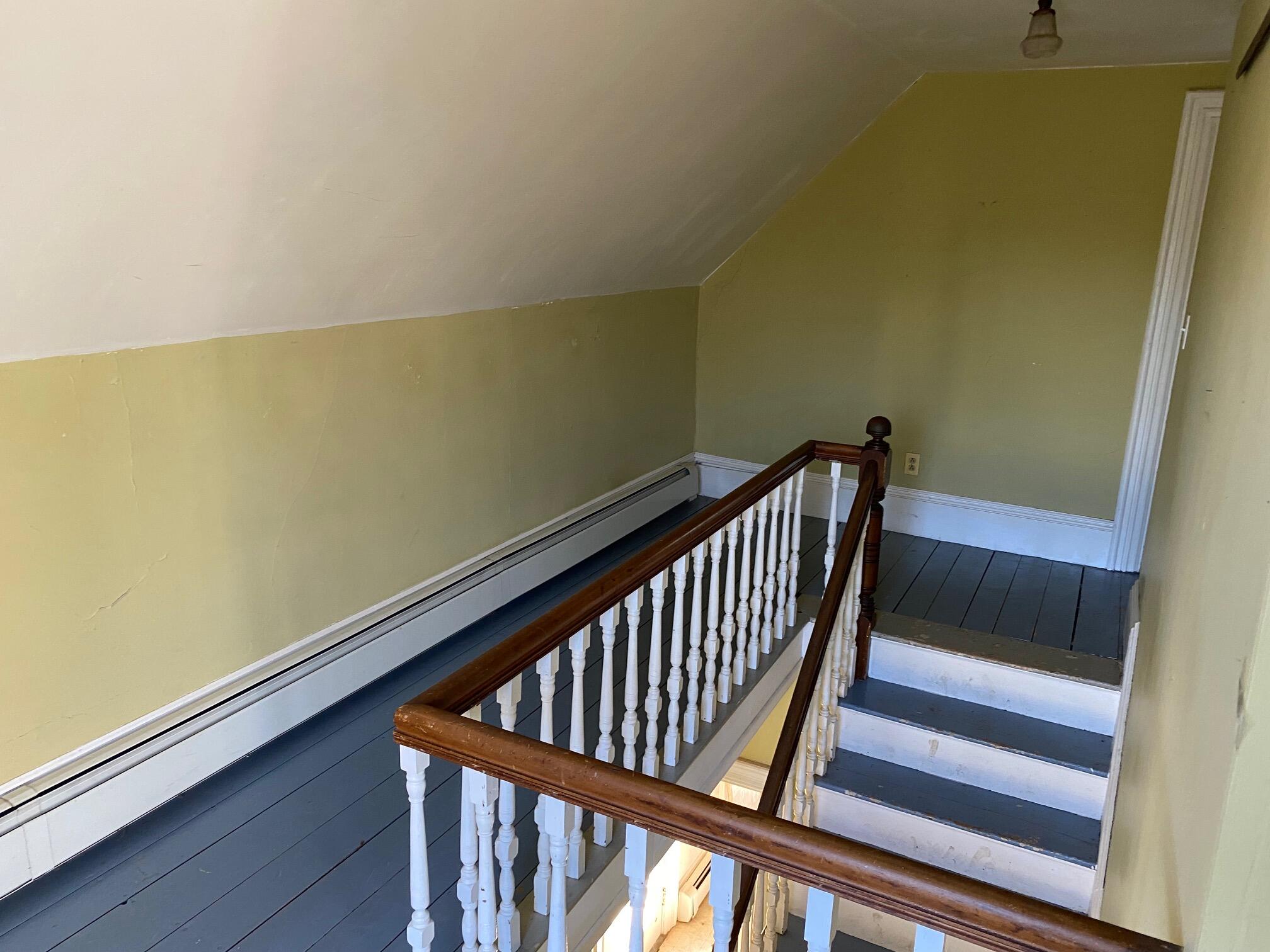 842 Main Road Islesboro, ME 04848 - Photo 29 of 40 Upstairs Hallway