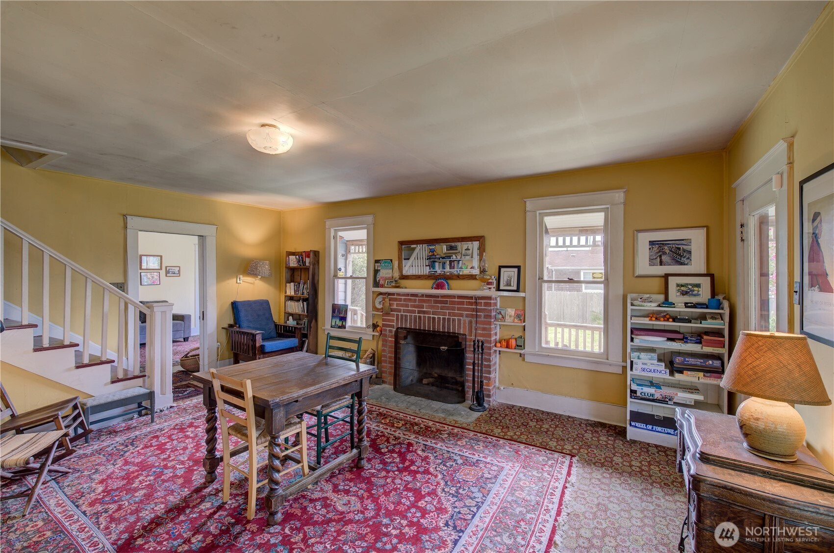 209 3rd Street Southeast Long Beach, WA 98631 - Photo 12 of 28 a living room with furniture rug and window