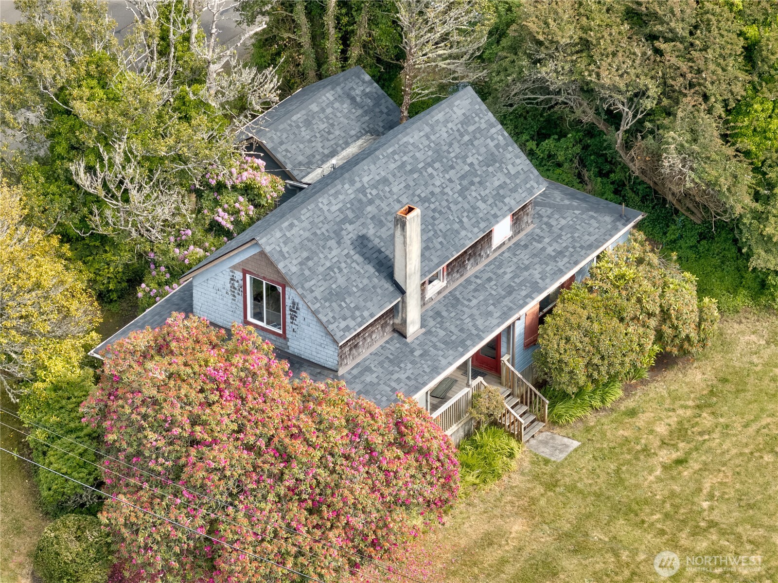 209 3rd Street Southeast Long Beach, WA 98631 - Photo 2 of 28 front view of a house with a yard