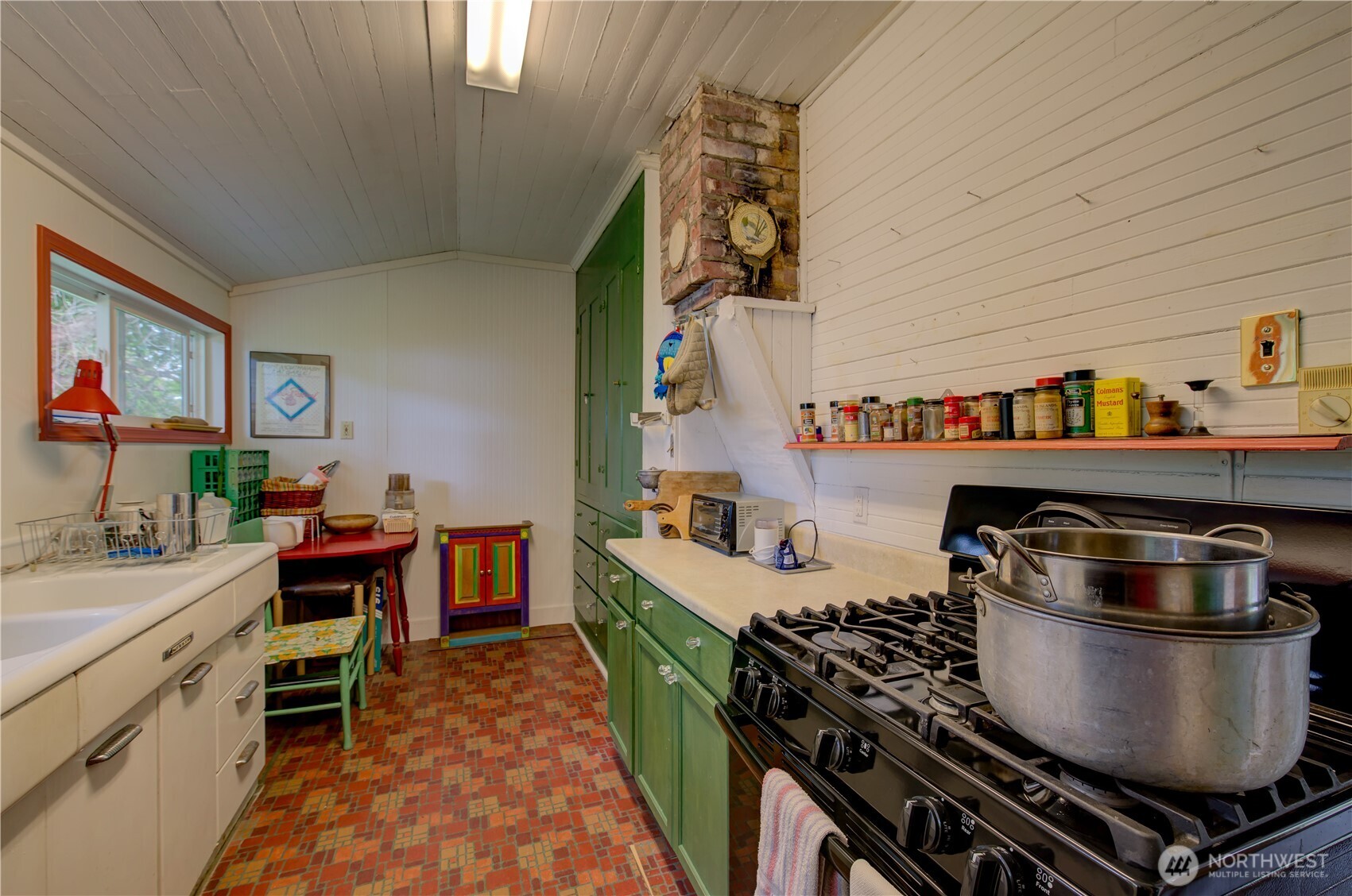 209 3rd Street Southeast Long Beach, WA 98631 - Photo 5 of 28 a kitchen with a stove and cabinets