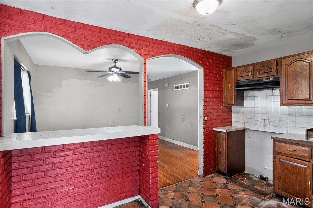2325 Patterson Road Florissant, MO 63031 - Photo 7 of 28