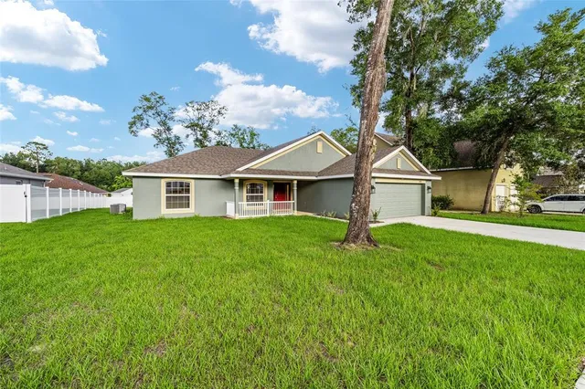 a view of a house with backyard