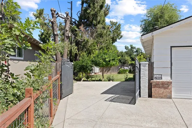 a view of a backyard