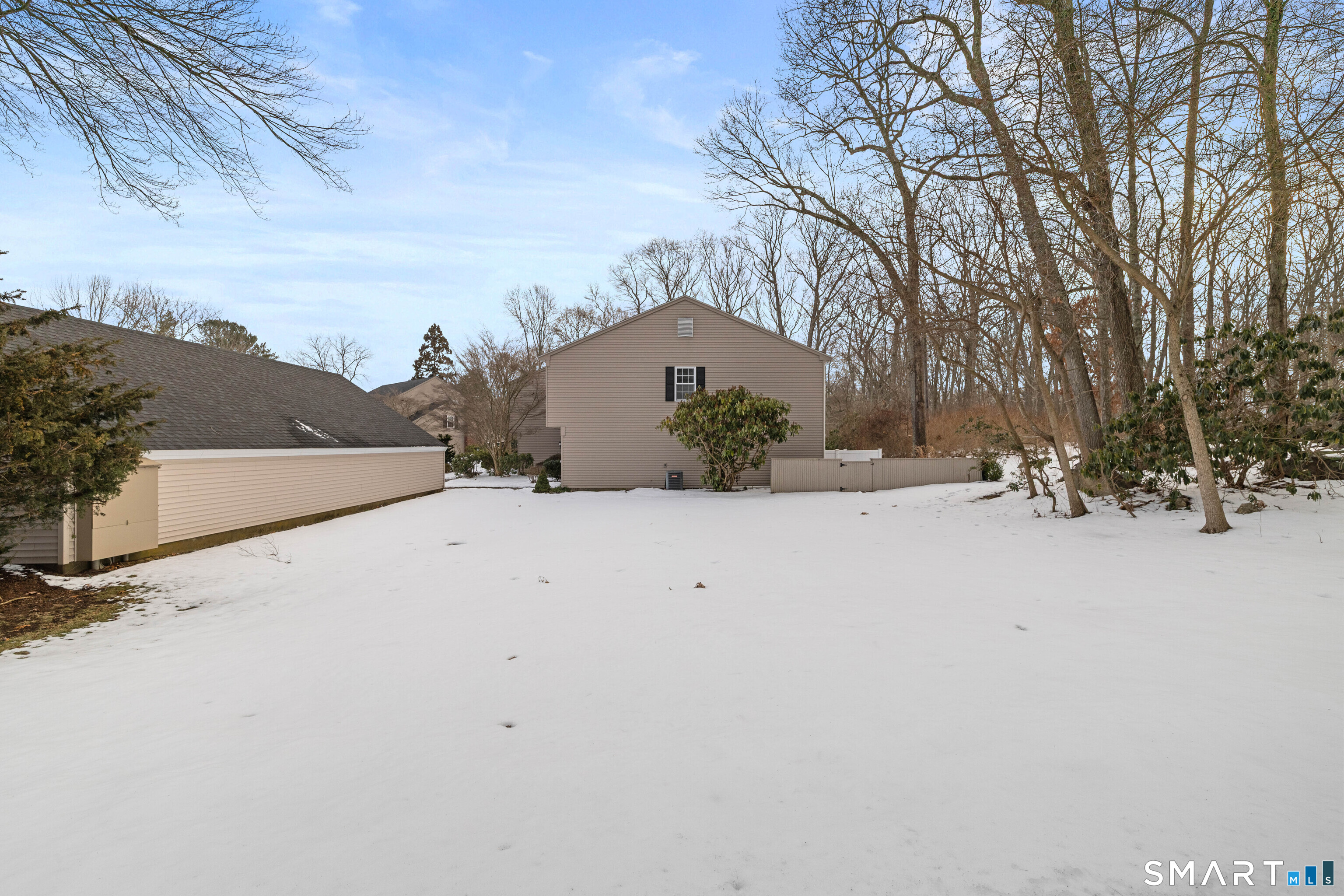 1 Wilshire Road, Unit 1D Madison, CT 06443 - Photo 20 of 22 Side Yard