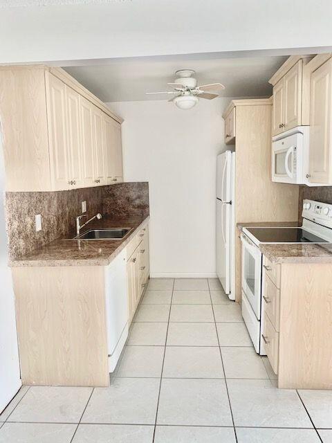 2093 Cornwall East Boca Raton, FL 33434 - Photo 2 of 35 Kitchen