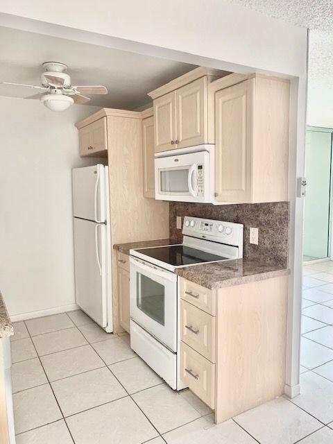 2093 Cornwall East Boca Raton, FL 33434 - Photo 3 of 35 Kitchen