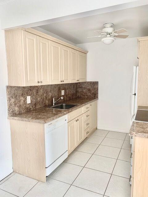 2093 Cornwall East Boca Raton, FL 33434 - Photo 4 of 35 Kitchen
