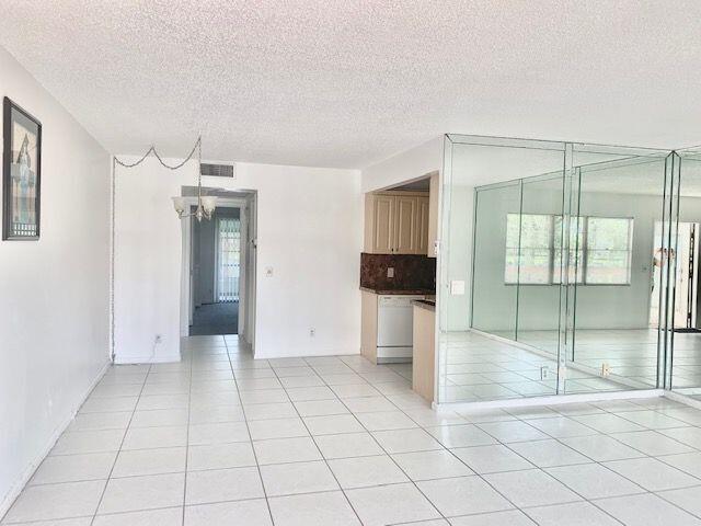 2093 Cornwall East Boca Raton, FL 33434 - Photo 6 of 35 Dining / Living