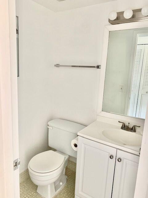 2093 Cornwall East Boca Raton, FL 33434 - Photo 8 of 35 1/2 Bathroom