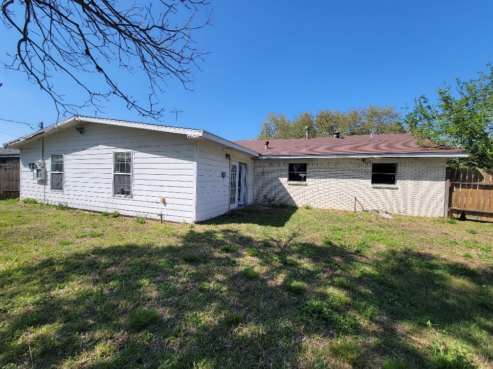 705 Inwood Drive Baytown, TX 77521 - Photo 4 of 15 a view of a backyard