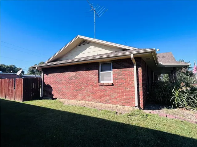 $260,000 | 1406 Tamara Drive, St. Joseph, MO 64506