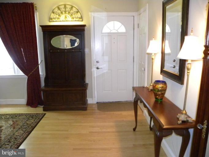 627 Tazewell Road Northwest Vienna, VA 22180 - Photo 2 of 28 Entrance / Foyer