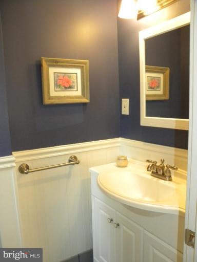 627 Tazewell Road Northwest Vienna, VA 22180 - Photo 15 of 28 Master Bath