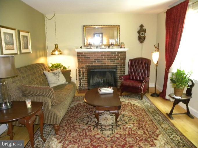 627 Tazewell Road Northwest Vienna, VA 22180 - Photo 3 of 28 Living Room