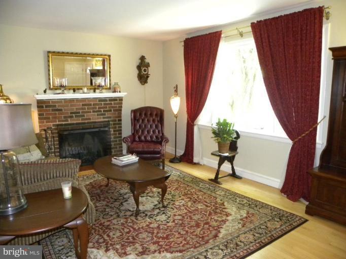 627 Tazewell Road Northwest Vienna, VA 22180 - Photo 4 of 28 Living Room #2